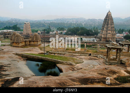 Vista delle torri del Tempio Virupaksha e da altri templi Hemakoota Hill, Hampi, Karnataka, India, Asia Foto Stock
