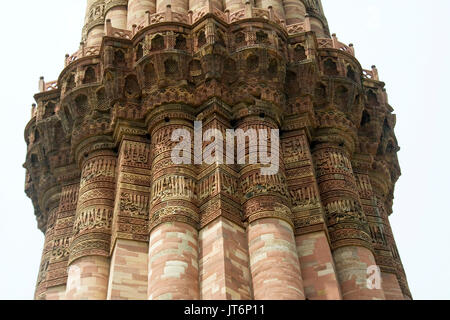Dettaglio delle iscrizioni e le gallerie sulla sezione di Qutub Minar, Delhi, India, Asia Foto Stock