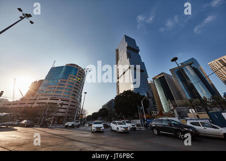 Tel Aviv - 9 dicembre, 2016: alti edifici nel centro di Tel Aviv. Foto Stock