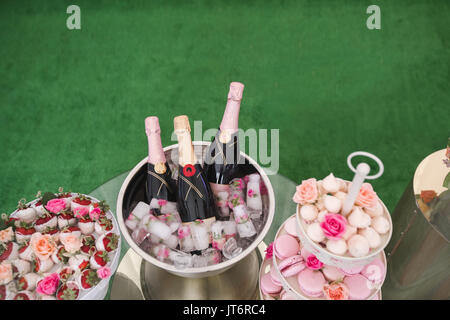 Tabella dolce con dessert e champagne Foto Stock