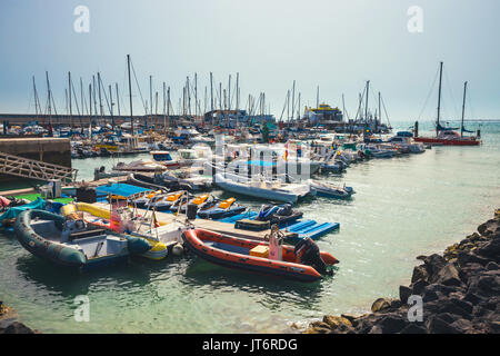 Corralejo, Fuertevetura Isola, Spagna - 01 Aprile 2017: Lo skyline di Corralejo con il porto e le barche in esso Foto Stock