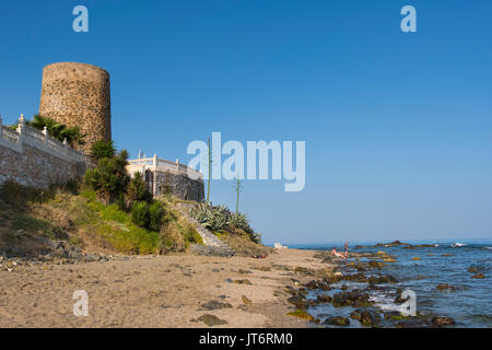 Torre di avvistamento e la spiaggia, La Cala de Mijas. Costa del Sol, Málaga provincia. Andalusia, Spagna del Sud Europa Foto Stock