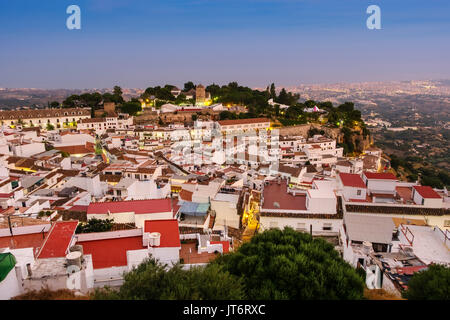 Crepuscolo, bianco tipico villaggio di Mijas. Costa del Sol, Málaga provincia. Andalusia, Spagna del Sud Europa Foto Stock