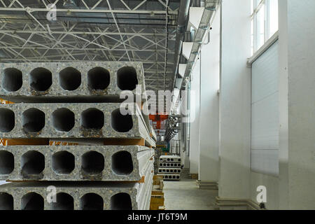 La fabbricazione di lastre in calcestruzzo rinforzato. produzione di calcestruzzo Foto Stock