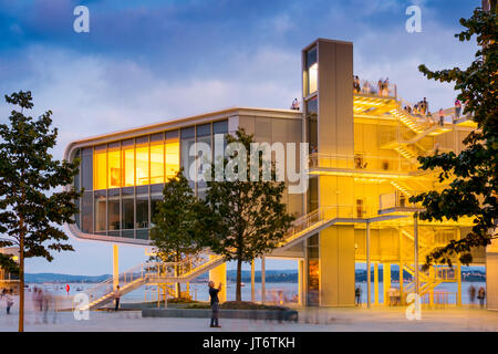 Crepuscolo, Botin Museo Centro di Arte e cultura. Botín Foundation, architetto Renzo Piano. Santander, Mare cantabrico, Cantabria, Spagna, Europa Foto Stock