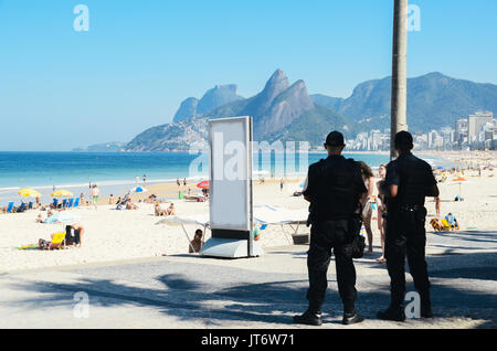 La polizia guarda oltre i turisti a Rio de Janeiro in Brasile. Rio è una rinomata città turistica ma anche esperienze di livelli elevati di criminalità Foto Stock