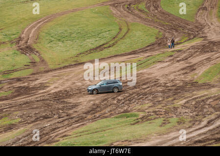 Stepantsminda Gergeti, Georgia - 23 Maggio 2016: MITSUBISHI OUTLANDER XL su diirty road. Mitsubishi Pajero Sport è un mid-size crossover prodotta dal Foto Stock