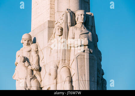 Riga, Lettonia - 1 Luglio 2016: Close Up dettaglio del famoso punto di riferimento - Memorial il Monumento alla Libertà a Piazza della Libertà nella soleggiata giornata estiva. Foto Stock