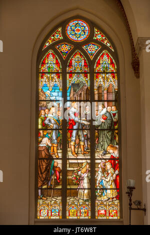 Riga, Lettonia - 2 Luglio 2, 2016: le finestre di vetro macchiate di Riga Dome Dom chiesa cattedrale. Elementi decorativi. Foto Stock