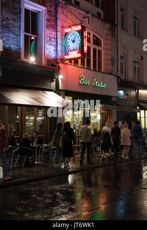 Una vista del bar caffetteria Bar Italia sulla Frith Street su una notte piovosa a Soho. Da una serie di foto scattate in una piovosa notte di Soho, Londra. Foto da Foto Stock