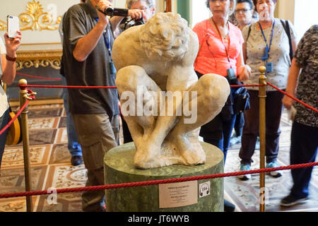 Il ragazzo accovacciato da Michelangelo allo stato Museo Hermitage. Un museo di arte e cultura in San Pietroburgo, Russia. Il più grande e il più antico museu Foto Stock