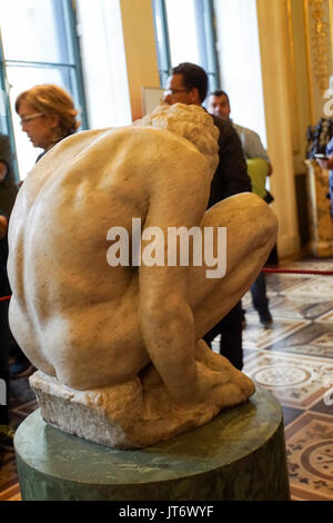 Il ragazzo accovacciato da Michelangelo allo stato Museo Hermitage. Un museo di arte e cultura in San Pietroburgo, Russia. Il più grande e il più antico museu Foto Stock