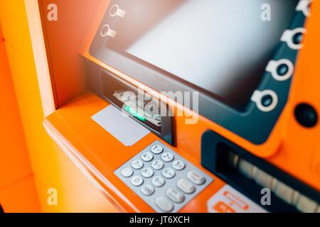 Getting Polish zloty di denaro da un bancomat Foto Stock