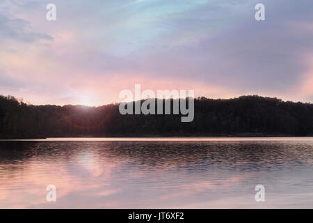 Bellissima alba sul lago di Cumberland, Kentucky. Foto Stock