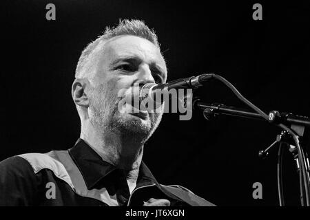 Milano, Italia. 5 agosto 2017. Billy Bragg presenta il suo nuovo album "hine una luce" durante una performance live. Credito: Luca Quadrio/Alamy Live News Foto Stock