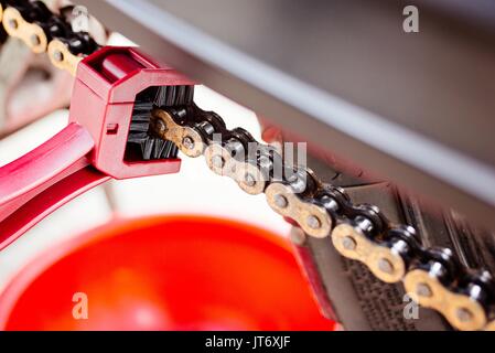 Pulizia catena moto dedicata con spazzola a catena Foto stock - Alamy