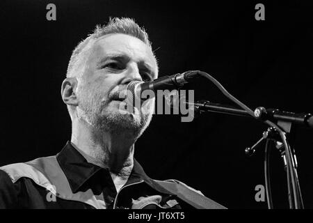 Milano, Italia. 5 agosto 2017. Billy Bragg presenta il suo nuovo album "hine una luce" durante una performance live. Credito: Luca Quadrio/Alamy Live News Foto Stock