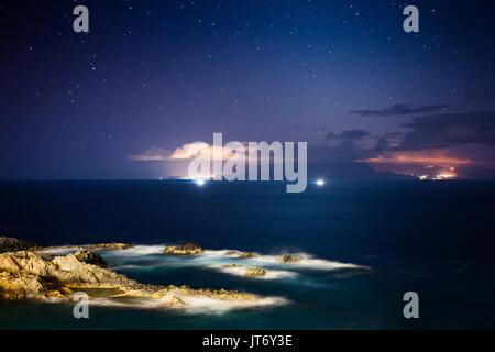 Notte Bella vista sull oceano e rocce. Notte stellata. Los Gigantes, Puerto de Santiago, Tenerife, Isole Canarie. Foto Stock