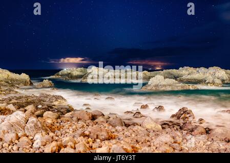 Notte Bella vista sull oceano e rocce. Notte stellata. Los Gigantes, Puerto de Santiago, Tenerife, Isole Canarie. Foto Stock