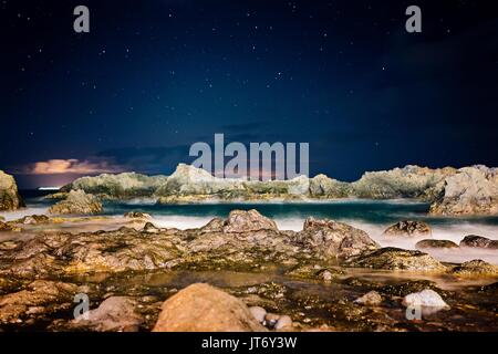 Notte Bella vista sull oceano e rocce. Notte stellata. Los Gigantes, Puerto de Santiago, Tenerife, Isole Canarie. Foto Stock