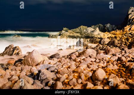 Notte Bella vista sull oceano e rocce. Notte stellata. Los Gigantes, Puerto de Santiago, Tenerife, Isole Canarie. Foto Stock