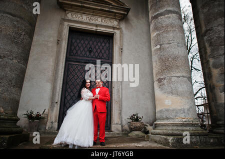 Incredibile sposi in posa vicino alle antiche porte di un castello. Foto Stock