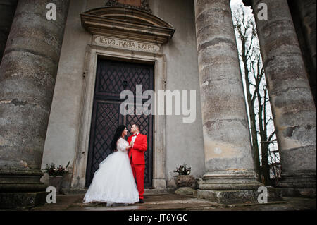 Incredibile sposi in posa vicino alle antiche porte di un castello. Foto Stock