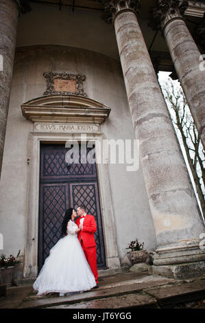 Incredibile sposi in posa vicino alle antiche porte di un castello. Foto Stock