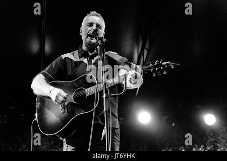 Milano, Italia. 5 agosto 2017. Billy Bragg presenta il suo nuovo album "hine una luce" durante una performance live. Credito: Luca Quadrio/Alamy Live News Foto Stock