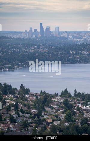 Vista aerea da Bryn-Mawr Skyway verso il Lago Washington e il centro cittadino di Seattle, Stati Uniti d'America Foto Stock