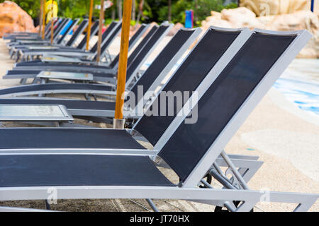 Righe vuote di stile moderno, la spiaggia e la piscina sedie reclinabili, buone premesse per la bassa stagione o rallentare il business Foto Stock