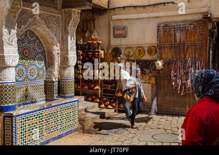 Fontana Nejjarine, ceramica craft shop. Souk Medina di Fez, Fes el Bali. Il Marocco, Maghreb Nord Africa Foto Stock