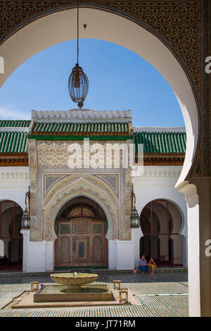 Al-Qarawiyyin o al-Karaouine moschea e università. Souk Medina di Fez, Fes el Bali. Il Marocco, Maghreb Nord Africa Foto Stock