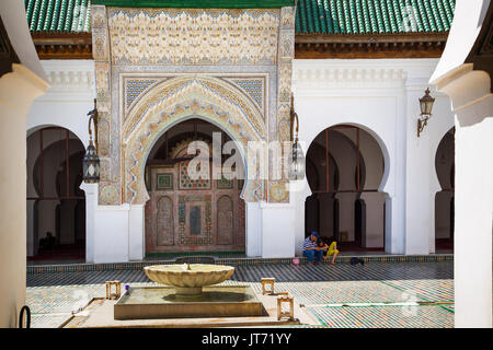 Al-Qarawiyyin o al-Karaouine moschea e università. Souk Medina di Fez, Fes el Bali. Il Marocco, Maghreb Nord Africa Foto Stock