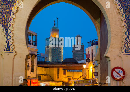 La vita di strada scena. Bab Bou Jeloud gate, entrata principale souk Medina di Fez, Fes el Bali. Il Marocco, Maghreb Nord Africa Foto Stock