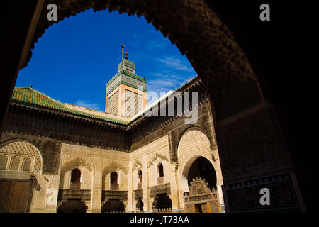 La Madrasa Bou Inania o Medersa Bu Inaniya.Souk Medina di Fez, Fes el Bali. Il Marocco, Maghreb Nord Africa Foto Stock