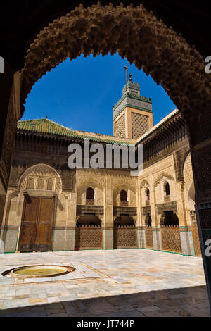 La Madrasa Bou Inania o Medersa Bu Inaniya.Souk Medina di Fez, Fes el Bali. Il Marocco, Maghreb Nord Africa Foto Stock