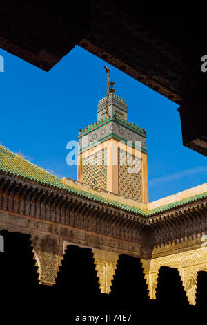 La Madrasa Bou Inania o Medersa Bu Inaniya.Souk Medina di Fez, Fes el Bali. Il Marocco, Maghreb Nord Africa Foto Stock