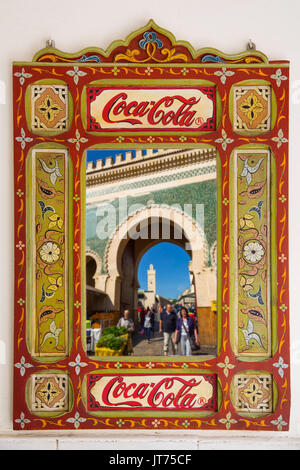 La vita di strada scena. Bab Bou Jeloud gate riflessa in uno specchio, entrata principale souk Medina di Fez, Fes el Bali. Il Marocco, Maghreb Nord Africa Foto Stock