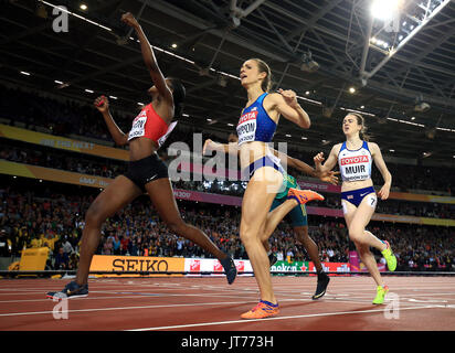 In Kenya la fede Kipyegon Chepngetich festeggia conquistando la donna 1500m finale precedendo Stati Uniti d'America's Jennifer Simpson, Sud Africa Caster Semenya e Gran Bretagna Laura Muir durante il giorno quattro del 2017 IAAF Campionati del mondo presso il London Stadium. Foto Stock