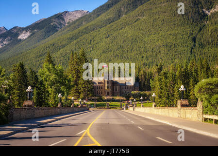 BANFF, Alberta, Canada - 27 Giugno 2017 : Scenic street view di Banff Avenue e parchi Canada edificio amministrativo di Cascade Gardens. Banff è Foto Stock