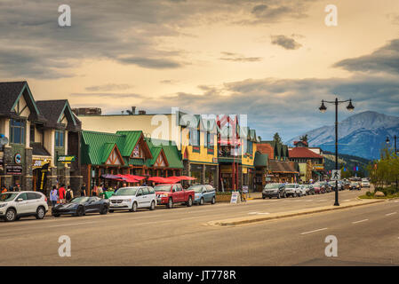 JASPER, Alberta, Canada - 26 Giugno 2017 : Serata per le strade di Jasper in Canadian Rocky Mountains. Jasper si trova nel fiume Athabasca valle Foto Stock