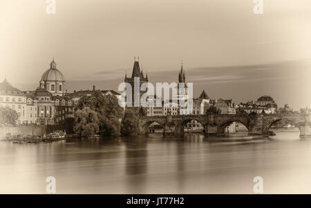 Charles Bridge nella città vecchia di Praga al tramonto. Vintage in bianco e nero elaborata. Foto Stock