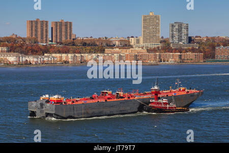 Il rimorchiatore Justine McAllister a fianco di una chiatta sul fiume Hudson. La nuova jersey waterfront può essere visto in background. Foto Stock