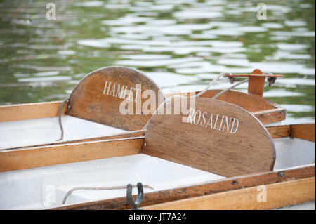 Barche a remi denominata dopo i caratteri nel borgo e come ti piace sul fiume Avon, Stratford upon Avon Foto Stock