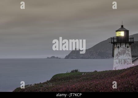 Punto Montara Lighthouse al crepuscolo. Foto Stock