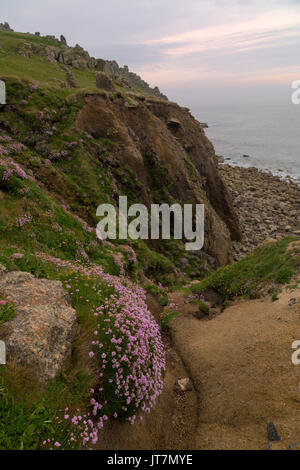 Porth Loe spiaggia vicino Gwennap testa in Cornovaglia Foto Stock