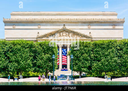 Washington DC, Stati Uniti d'America - 3 Luglio 2017: Archivi Nazionali edificio in estate con giardino di sculture fontana sul National Mall Foto Stock