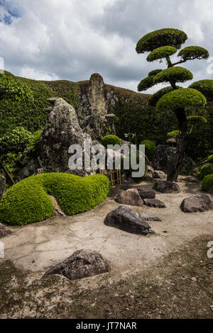 Sata giardino naotada a chiran samurai village - chiran è stata la casa di più di 500 residenze dei samurai durante il tardo periodo Edo. Parte del fascino di t Foto Stock