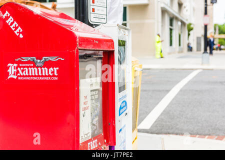 Washington DC, Stati Uniti d'America - 3 Luglio 2017: edicole distributori automatici su National Mall con National Examiner Foto Stock